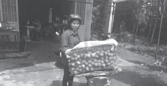 Chị Hạnh cho hay cố gắng làm việc để vơi bớt nổi nhớ con.