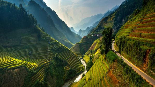Xen lẫn địa hình đồi núi là những chiếc ruộng bậc thang trải dài.