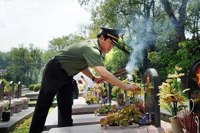 Thứ trưởng Lương Tam Quang thắp hương tưởng nhớ các Anh hùng, liệt sỹ.