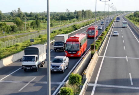 Quy chuẩn 41/2016 định nghĩa cụ thể khái niệm về vượt phải - (Ảnh minh họa)