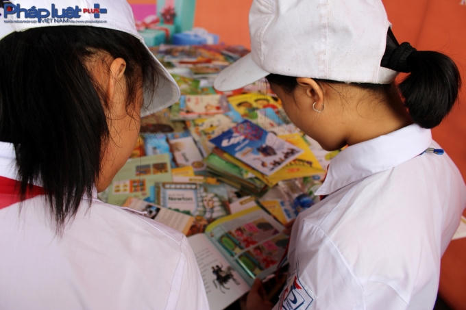Bảo nhau những đầu sách hay.