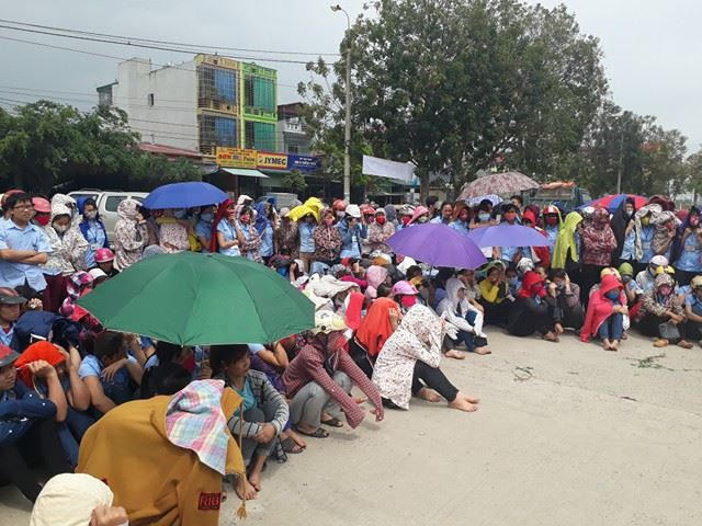 Việc đình công tại Công ty TNHH may Vạn Hà đã diễn ra nhiều lần đòi tăng lương, giảm giờ làm. (Ảnh: A.T)