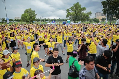 Mặc dù thời tiết tại TP.HCM chuyển mây đen nhưng không ngăn được tinh thần háo hức của mọi người. Sự kiện đi bộ còn có các tiết mục: flashmob, khởi động tập thể, đồng diễn đầy màu sắc.