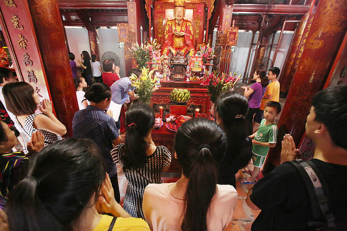 Nơi thờ Khổng Tử bên trong điện Đại Thành, đông đảo phụ huynh cùng sĩ tử dâng hương tỏ lòng thành kính, gửi gắm ước nguyện "đăng khoa".