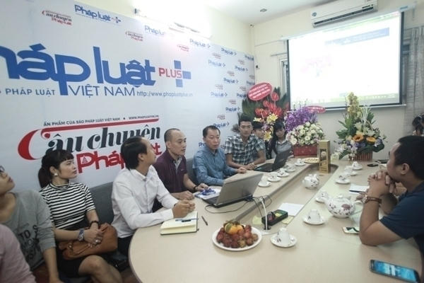 Tiến sĩ Đào Văn Hội, Tổng Biên tập Báo Pháp luật Việt Nam chỉ đạo họp giao ban và nhấn nút hoà mạng Chuyên trang điện tử Truyền thông Pháp luật (Phapluatplus.vn).