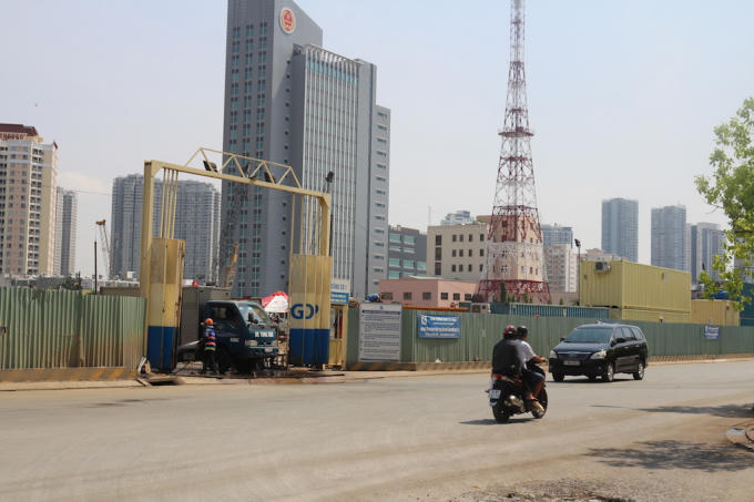 Chủ đầu tư dự án Lancaster Eden bị người dân phản ánh vì lấn chiếm vỉa hè trong khi thi công dự án.