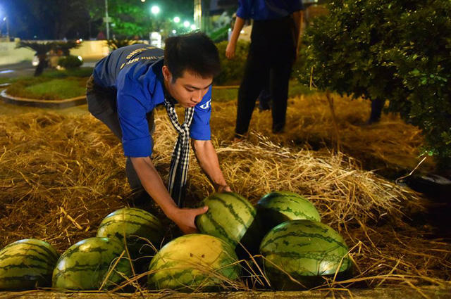 Các bạn sinh viên tận tình bán dưa cho bà con nông dân Quảng Ngãi