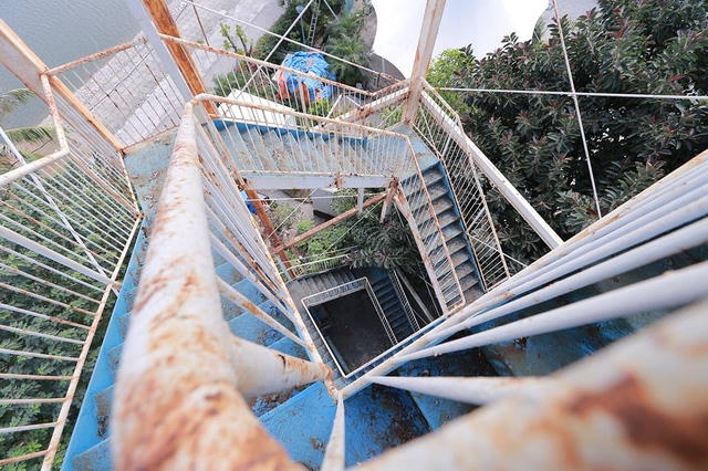 Tương tự, các bậc thang lên xuống đường ống trượt nước đều đã hoen gỉ vì vắng người qua lại, cũng không được đầu tư, cải tạo.