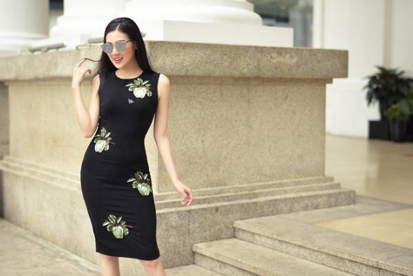 Bộ váy liền màu đen với họa tiết là những quả táo đầy duyên dáng cũng phù hợp với rất nhiều dịp khác nhau