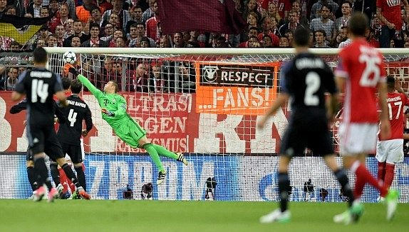 Tình huống Benzema dứt điểm dội xà ngang.