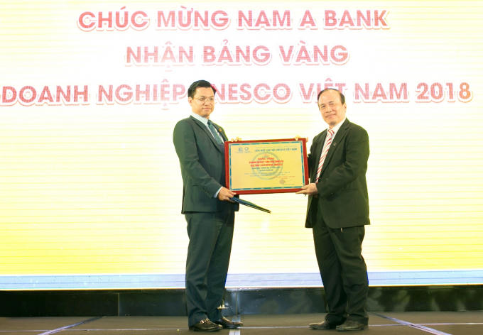 Nhà báo Nguyễn Văn Thịnh - Đại diện BCH Liên hiệp các UNESCO Việt Nam trao bảng vàng " Doanh nghiệp văn hóa UNESCO Việt Nam 2018" cho ông Trần Ngọc Tâm - Tổng Giám đốc Nam A Bank.