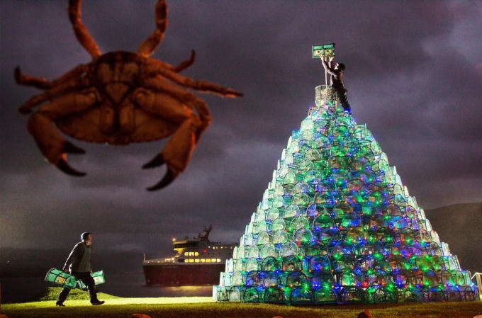 Ảnh một cây thông đặc biệt tại thành phố cảnh Ullapool thuộc Vương quốc Anh cao gần 5 mét, và được làm từ hàng loạt bẫy tôm, bẫy cua với đèn neon bên trong. (Ảnh: Murdo)