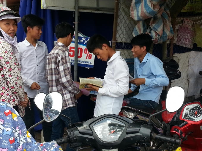 Thí sinh này tranh thủ ôn thêm trước khi vào thi.