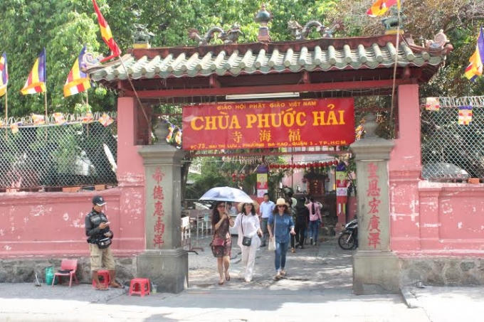 Phía trước chùa Ngọc Hoàng.