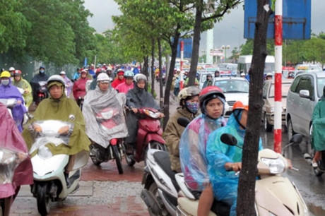 Xe máy leo lên vỉa hè. Ảnh: Vũ Điệp