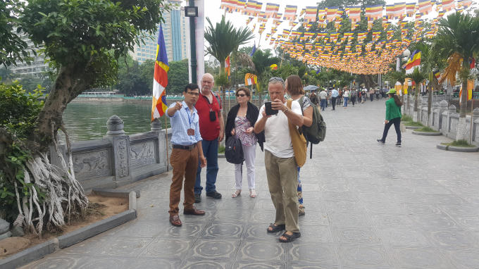 Không chỉ có các Tăng ni, Phật tử trong nước mà còn có rất nhiều du khách nước ngoài đến thăm quan...