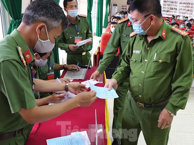 Các cử tri nhận phiếu bầu và nghe hướng dẫn