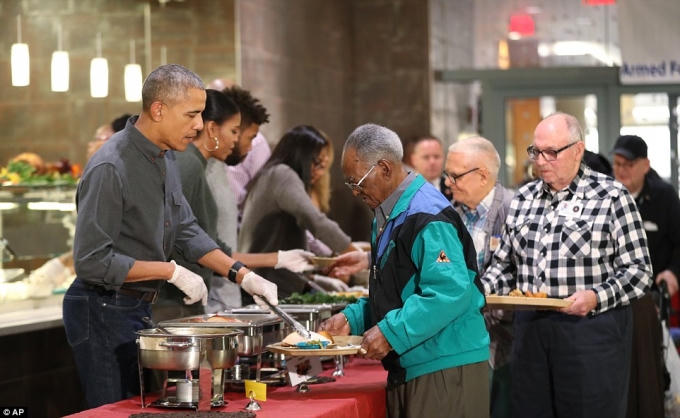 Các cựu binh Mỹ xếp hàng chờ nhận đồ ăn từ gia đình Tổng thống Obama. (Ảnh: AP)