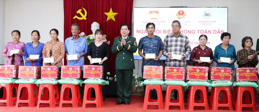 Đại tá Nguyễn Văn Hiệp, Phó Chính ủy Bộ Chỉ huy Quân sự tỉnh, Chính ủy Ban Chỉ huy Bộ đội Biên phòng tỉnh tặng quà cho người dân trên địa bàn xã Phú Hữu.