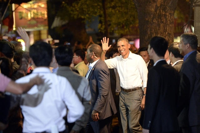 Tổng thống Obama thể hiện sự thân thiện ngay khi bước từ xe xuống. (Ảnh: Dân trí)