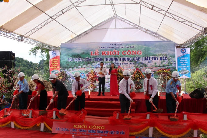 Các đại biểu làm thủ tục khởi công công trình.