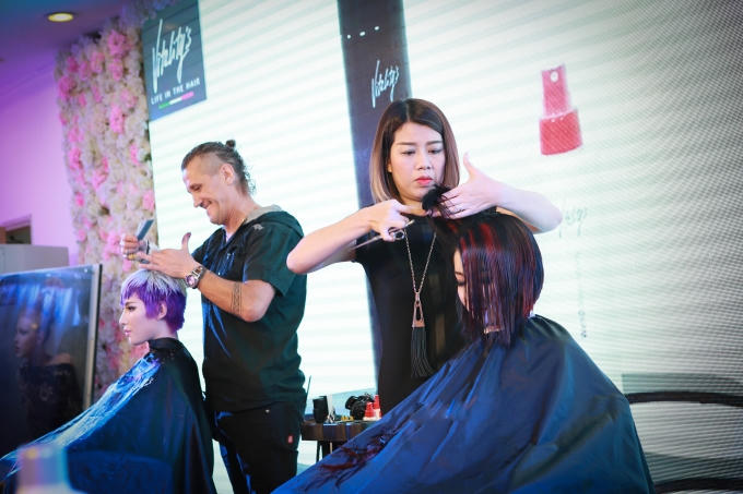 Chuyên gia tóc hàng đầu của Ý - Carlo Franco và nhà tạo mẫu tóc Xuân Thương cùng trổ tài làm đẹp cho tóc.