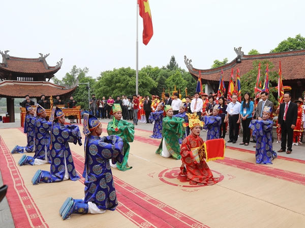 Xã Chu Hóa (TP Việt Trì) thực hiện phần tế lễ tai đền Đức Quốc Tổ Lạc Long Quân. (Ảnh: baophutho.vn)