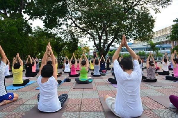 Một buổi tập luyện Yoga ngoài trời tại TP HCM.