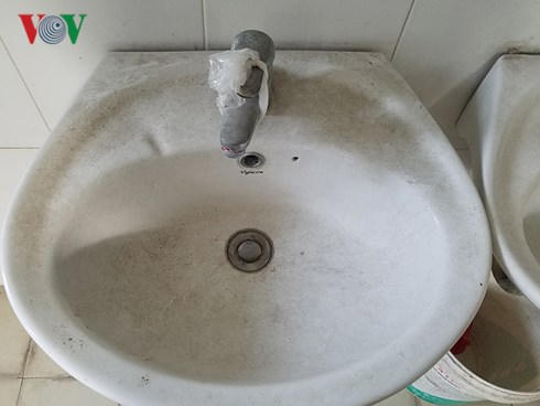 Bồn rửa tay tại trường liên cấp Nguyễn Văn Huyên được gia cố bằng túi nilon.