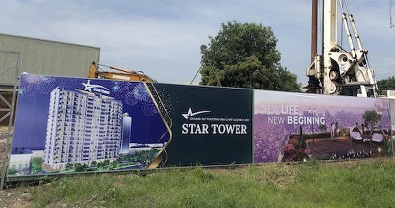 Dự án Star Tower hiện quây tôn kín bưng.
