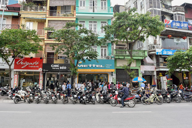 Chiều 19/4, điểm giao dịch của nhà mạng Viettel trên phố Văn Cao (Hà Nội) đón tiếp rất đông khách hàng tới chụp ảnh chân dung để bổ sung thông tin thuê bao di động. Việc bổ sung thông tin thuê bao di động được thực hiện theo nghị định 49/2017/ND-CP của Chính phủ, trong đó có việc phải có ảnh chân dung "chính chủ" số điện thoại.