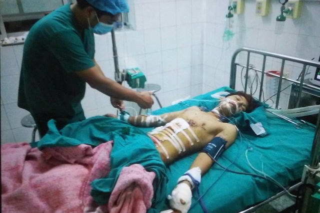 Bệnh nhân Tiến khi còn điều trị tại Khoa Phẫu thuật – Gây mê hồi sức của Bệnh viện Đa khoa Tuyên Quang (Ảnh: Gia đình cung cấp).