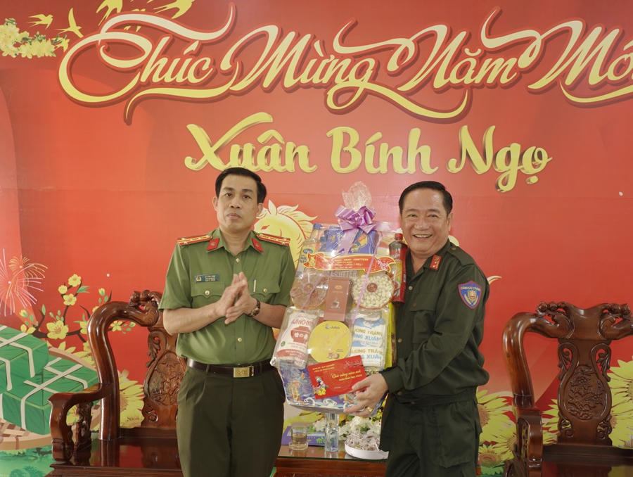 Đại tá Lê Tấn Vinh thăm, chúc Tết Tiểu đoàn 4, Trung đoàn Cảnh sát cơ động Tây Nam Bộ.