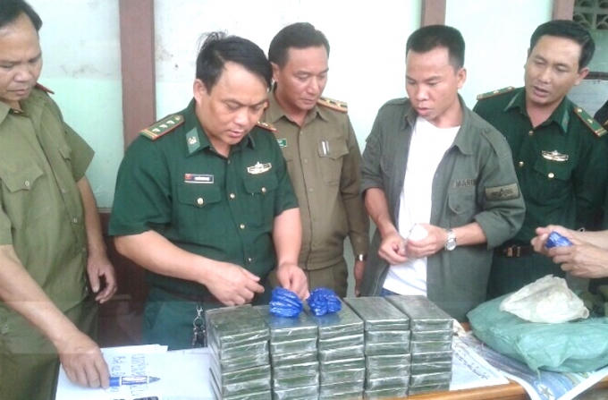 Tang vật là 36 bánh heroin.