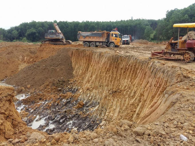 "Đại công trường" khai thác đất sét tại thôn Hộ.