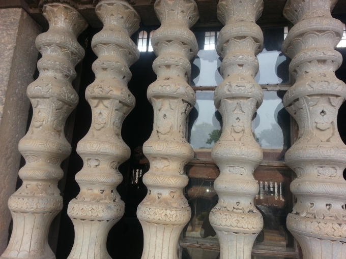 Cột chấn song bằng đá.