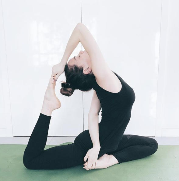 Angela Phương Trinh, Tr&agrave; Ngọc Hằng, Huỳnh Vy sở hữu v&oacute;c d&aacute;ng khỏe khoắn nhờ yoga