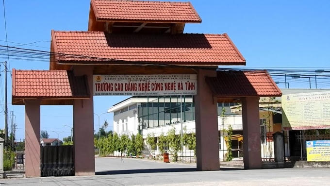 Bể bơi nằm trong khuôn viên trường Cao đẳng nghề Công nghệ Hà Tĩnh.