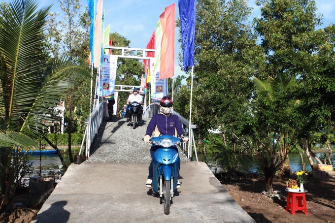 Bà con xã Tân Lộc đi qua chiếc cầu Dr Thanh – Cựa Gà mới khánh thành.