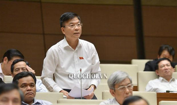 Bộ trưởng Bộ tư pháp Lê Thành Long trả lời chất vấn tại phiên họp.