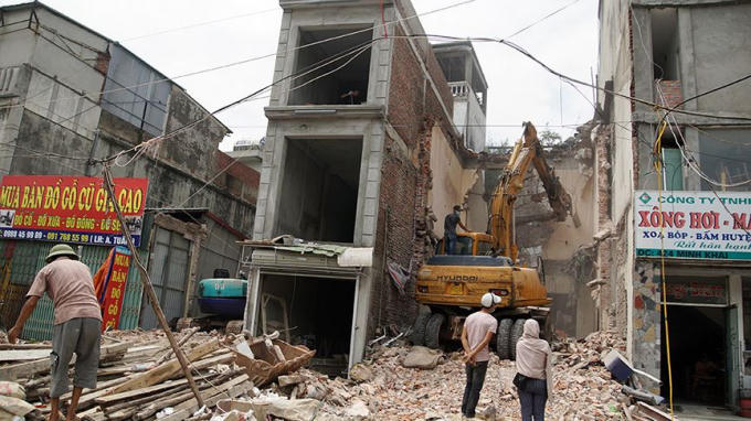 Theo đại diện UBND phường Vĩnh Tuy, khi lập đề án UBND quận đã tính toán về diện tích nhà sau khi GPMB. Qua đó, đã ra thông báo, tuyên truyền vận động từ trước, thu hồi tất cả những công trình diện tích dưới 15m2 - không đủ điều kiện hợp khối. Do đó, sau khi mở đường không có nhà