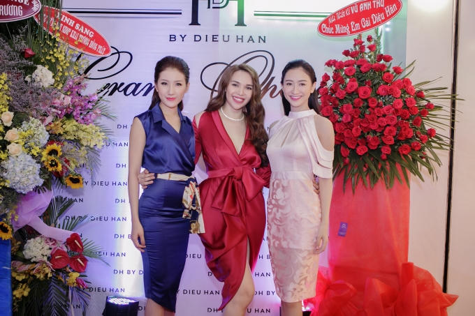 Hoa khôi Bảo Như cùng Á hậu Hà Thu trong trang phục của D.H by Dieu Han.