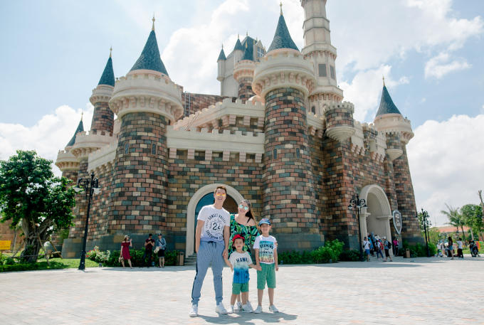 Mới đây, vừa trở về sau chuyến đi Trung Quốc, Đăng Khôi lại quyết định đưa Thuỷ Anh và hai con trai du lịch nghỉ dưỡng. Đây cũng là món quà đặc biệt Khôi dành tặng bà xã nhân dịp 20/10.