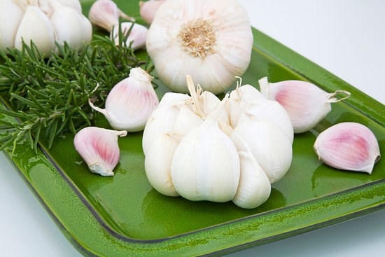 Tỏi là một loại gia vị giúp giữ ấm cho cơ thể. Ảnh: minh họa