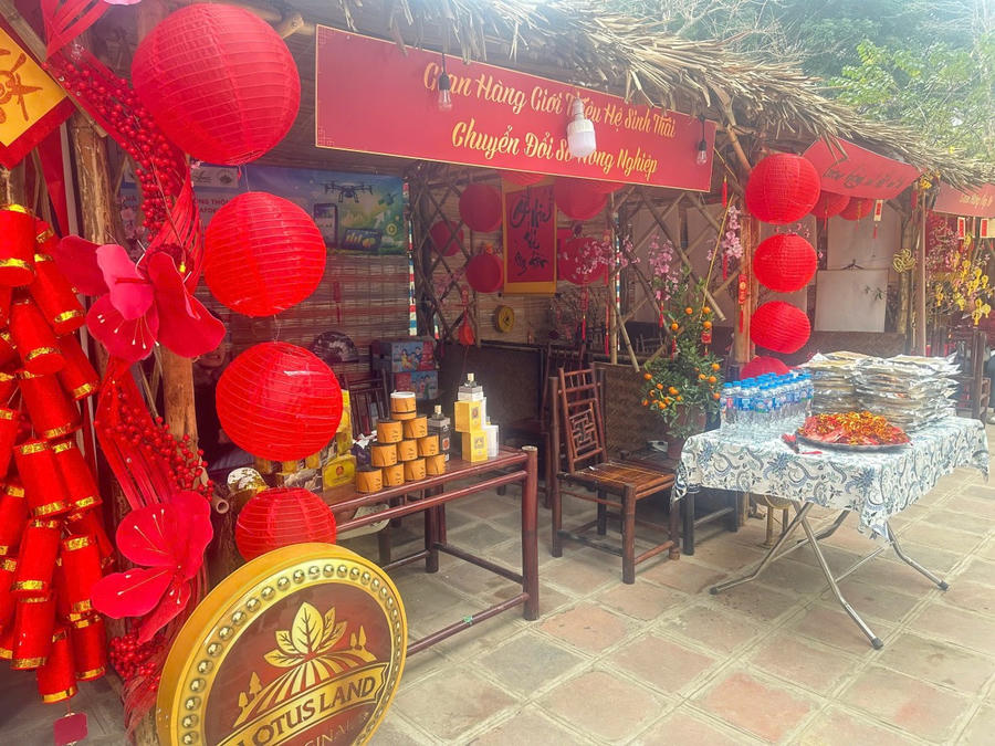 Một số gian hàng trong khuôn viên đền Voi Phục - Xuân Bính Ngọ 2026. 
					
				
			
			Một số gian hàng trong khuôn viên đền Voi Phục - Xuân Bính Ngọ 2026.