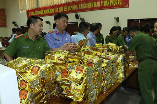 Lực lượng chức năng kiểm tra một phần số ma túy bị bắt giữ. Ảnh C.A cung cấp.