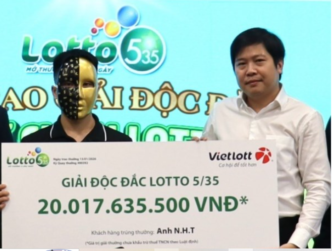 Anh N.H.T ( người đeo mặt nạ) nhận giải độc đắc xổ số tự chọn Lotto 5/35.