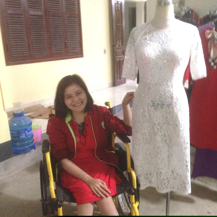 Tình yêu cô thợ may 19 năm ngồi xe lăn: 'Anh ấy vệ sinh cá nhân cho em'
