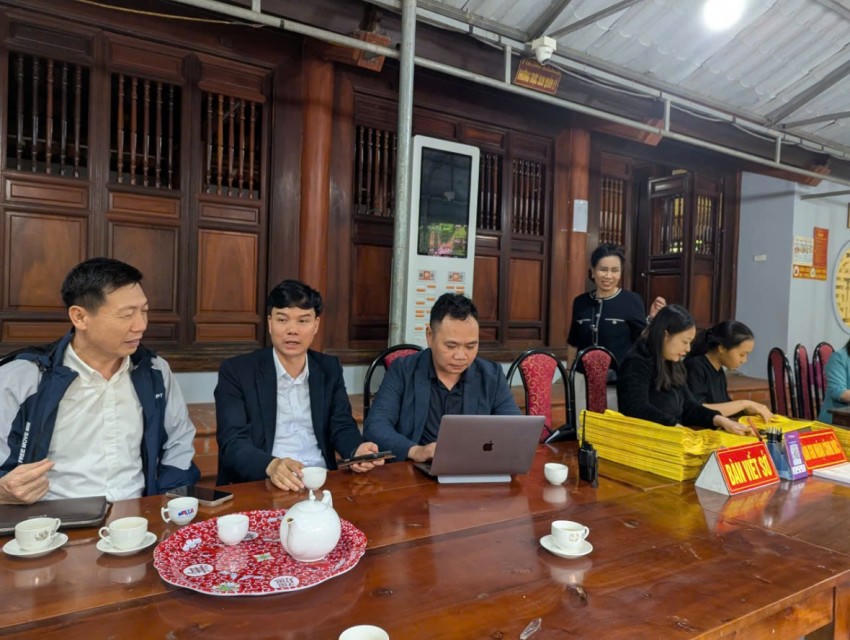 Thầy Võ Tùng Lâm (ngồi giữa)- Thủ nhang Đền Trung trao đổi thông tin với phóng viên.