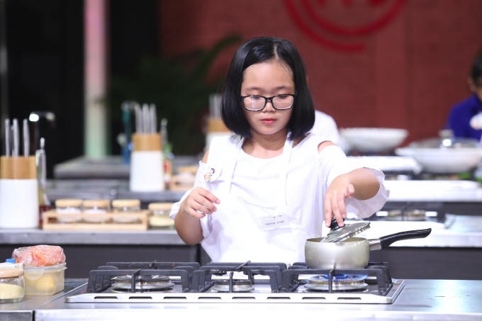 Sở hữu vẻ ngoài hiền lành và nét đẹp trong sáng, Minh Anh nhanh chóng gây ấn tượng với người đối diện bằng giọng nói nhẹ nhàng và truyền cảm.